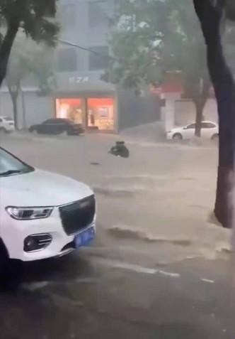 北京迎30年最大暴雨侵襲。網圖