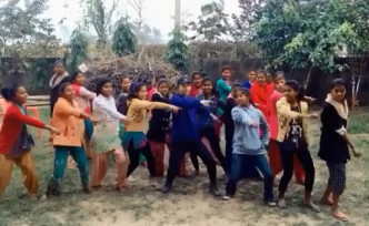 Stephy尼泊爾與小朋友跳舞。IG圖片