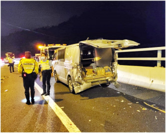 警方在場調查涉事的巴士及客貨車造成意外的成因。