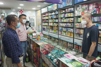 財政司司長陳茂波(左;深藍衫)到訪了商場藥房