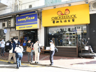 天后一带店铺被指阻街，当中包括Chickeeduck分店。杨伟亨摄