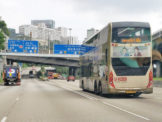 葵涌道出九龍也有警員查車。