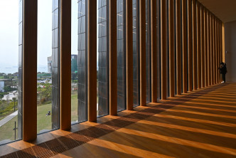 「希克展廳」相間的玻璃天花及橫樑起到自然採光效果。