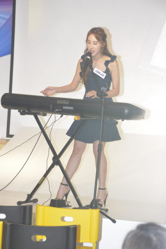 許靖韻現場開live自彈自唱了兩首歌。