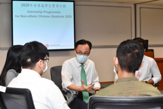 聶德權與非華裔學生會面。政府新聞處圖片