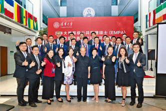 2018年第十三届全国人大常委、时任项目顾问王光亚主任参加项目首届开学典礼并与新生合影。