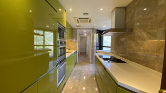 廚房面積大，廚櫃以綠色作裝潢。