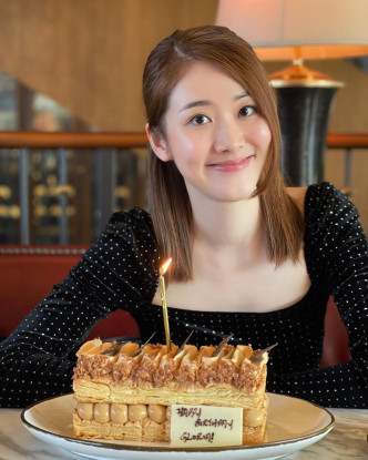 下月10日是鄧佩儀的29歲生日，她提前與朋友慶祝！