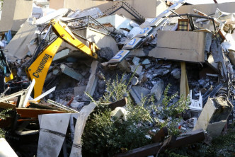 大批房屋倒塌。AP