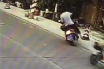 老人推电单车时不慎跌倒。网上图片