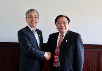 刘怡翔与国家财政部国际财金合作司司长张文才（右）会面。