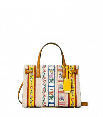 袋身绣上古典花卉图案的Tote Bag/附肩带/$4,950/Tory Burch,为一身冬装营造焦点。