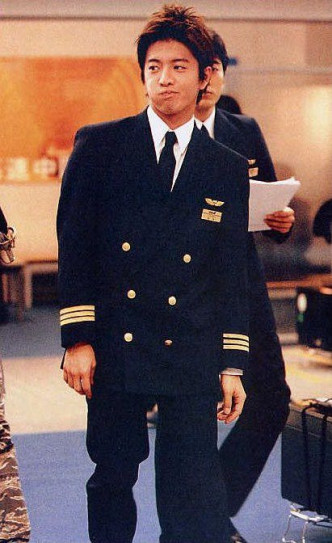 木村在剧集《Good Luck》中扮飞机师，有型有格。