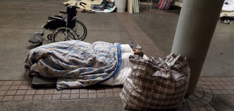 在深水埗通州街公园一些露宿市民在纸皮上睡觉。