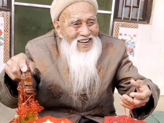 106岁的老人已经是五代同堂。网图