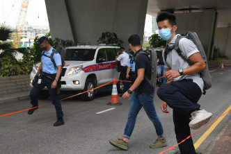 警反恐特勤隊在西九龍法院一帶巡邏。