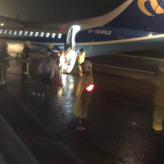华信航空一架客机降落台中清泉岗机场时移出跑道，幸机上74人全部安全。网图
