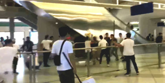 元朗西鐵站上周日有大批身穿白衣暴徒暴力襲擊市民。網上圖片