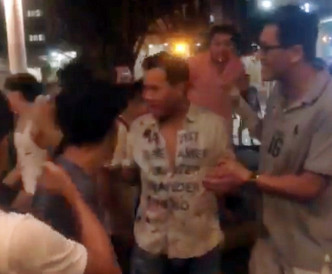 有数名自称居于清河邨的男子（中及左）出现，并与烧衣人士发生争执，林卓廷（右）到场调停。网图