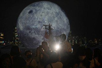 大批市民到观塘赏月及赏灯。