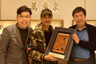沈墨宁向任达华送上清朝「寿星」木雕，祝福华哥身体健康、多福多寿。