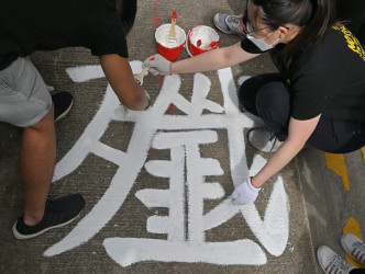 香港大学学生进行悼念六四活动。