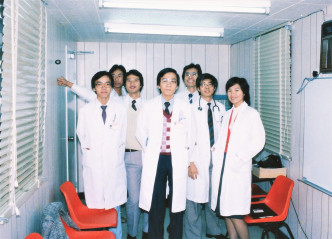 联合医院曾租用货柜当课室，以作为临时教学医院，当年陆志聪(右三)就在那里上课。被访者提供