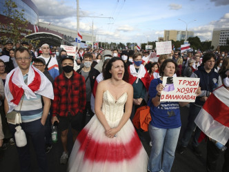 示威群众则在游行期间高呼「白俄罗斯万岁」、「你是老鼠」等口号。AP