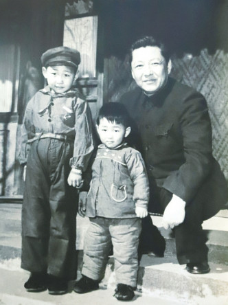 1958年，习仲勋（右）与习近平（左）、习远平在一起。新华网图片