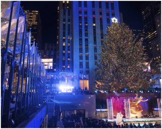 洛克菲勒中心圣诞树亮灯吸引大批游客观看。AP