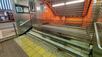 港铁职员关闭荔枝角站B1出口。