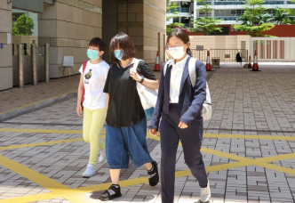 被襲女保安尹艷雅（黑衣）。陳楚琨攝