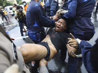 警拘捕多名示威者。AP资料图片