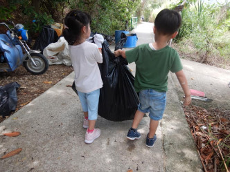 4小孩用自己小小力量收集海岸垃圾。上山下海执垃圾 GoGo Clean Up FB图片