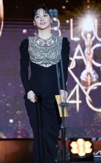 日前爱姐出席韩国青龙奖，并出任颁奖嘉宾。