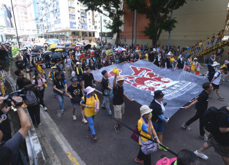 民陣遊行龍頭經過銅鑼灣。