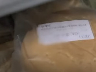 爆料員工偷拍片段顯示，有食材的標籤被竄改。KBS影片截圖