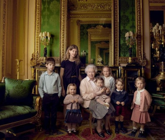 前年英女皇90歲大壽時所拍攝的皇室家庭照中，喬治王子剛好是穿著同款的藍色細白花紋冷衫。
