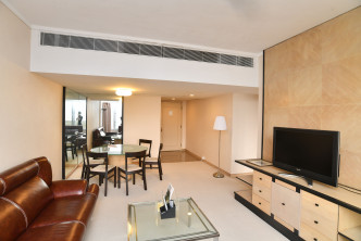 厅内备有家具及装潢，租客可以「即租即住」。