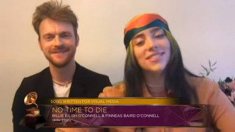 Billie Eilish與胞兄Finneas Baird O'Connell憑占士邦主題曲《No Time to Die》奪「最佳創作影視媒體歌曲」。