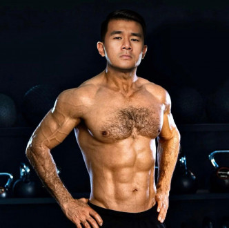 馬來西亞華裔男星Ronny Chieng半裸騷肌。