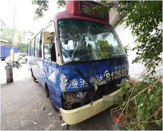 紅Van車頭損毀。梁國峰攝