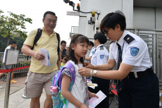 不少家长带同小朋友进场，让年轻一代了解国家在港的工作。