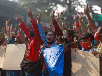 示威者要求釋放國務資政昂山素姬及總統溫敏。AP相片