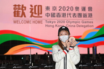 刘慕裳捧奥运铜牌抵港。