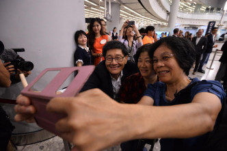 港铁行政总裁梁国权与乘客合照。