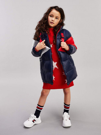 雙面撞色外套/$1,650、紅白色星形圖案連身裙/$930。(All From Tommy Hilfiger Kids)