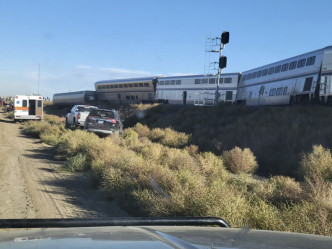 列车其中5节车厢出轨，造成至少3死。AP
