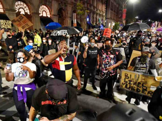 上周五晚近1000人上街抗议警暴。AP图片