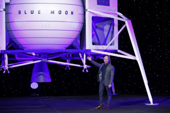贝索斯介绍新一代登月运输工具。AP图片